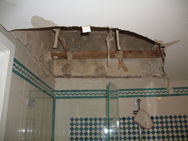 Демонтаж снять потолок в ванной комнате и туалете